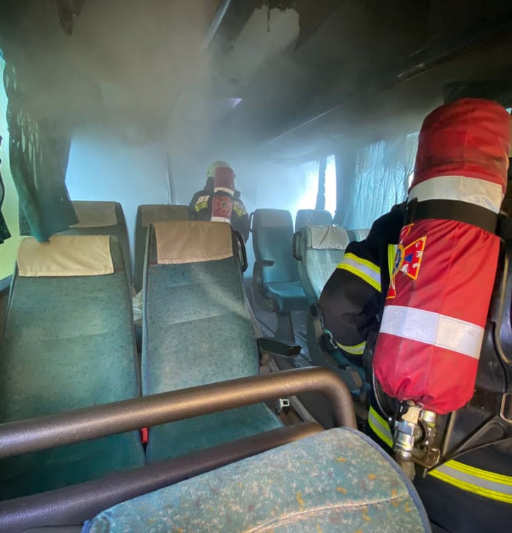 пожарные внутри автобуса