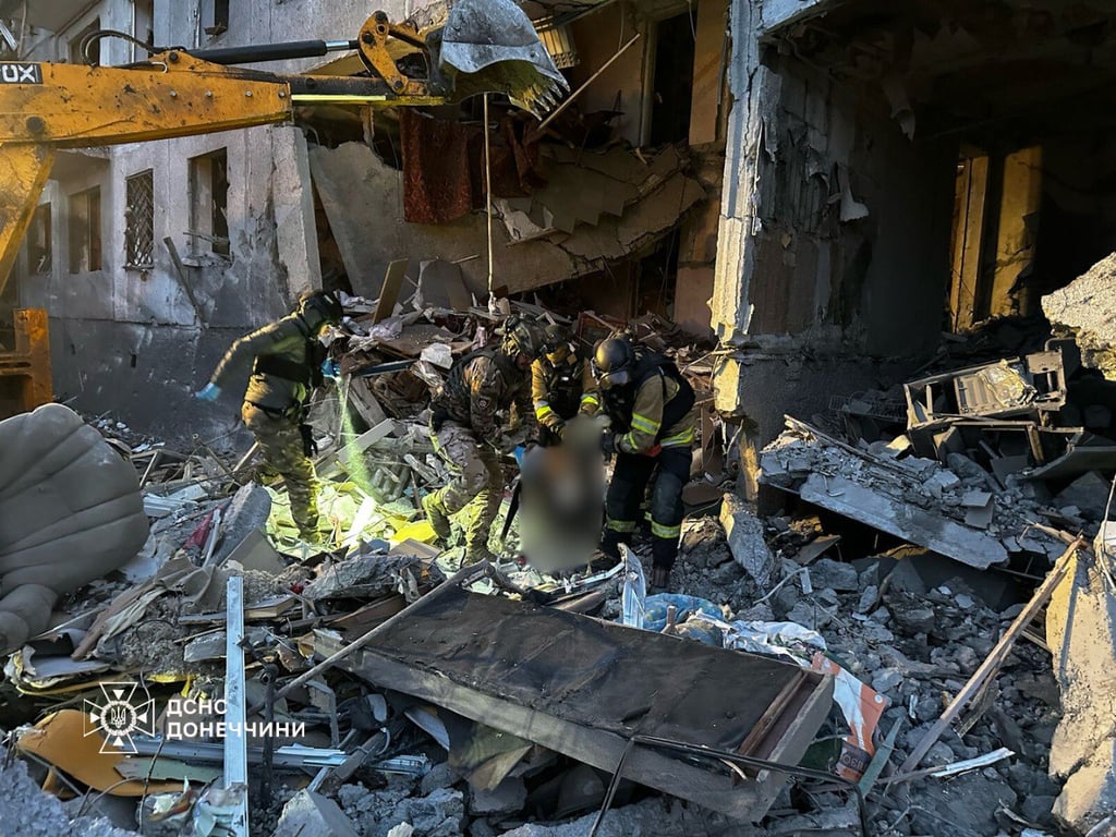 Рятувальники розбирають завали після авіаудару по житловому будинку в Костянтинівці  22 лютого