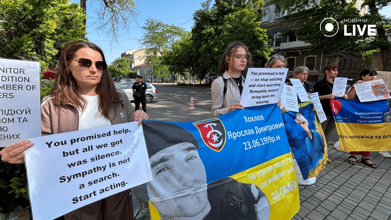 Із зав'язаними очима — черговий мітинг під МКЧХ в Одесі - фото 8