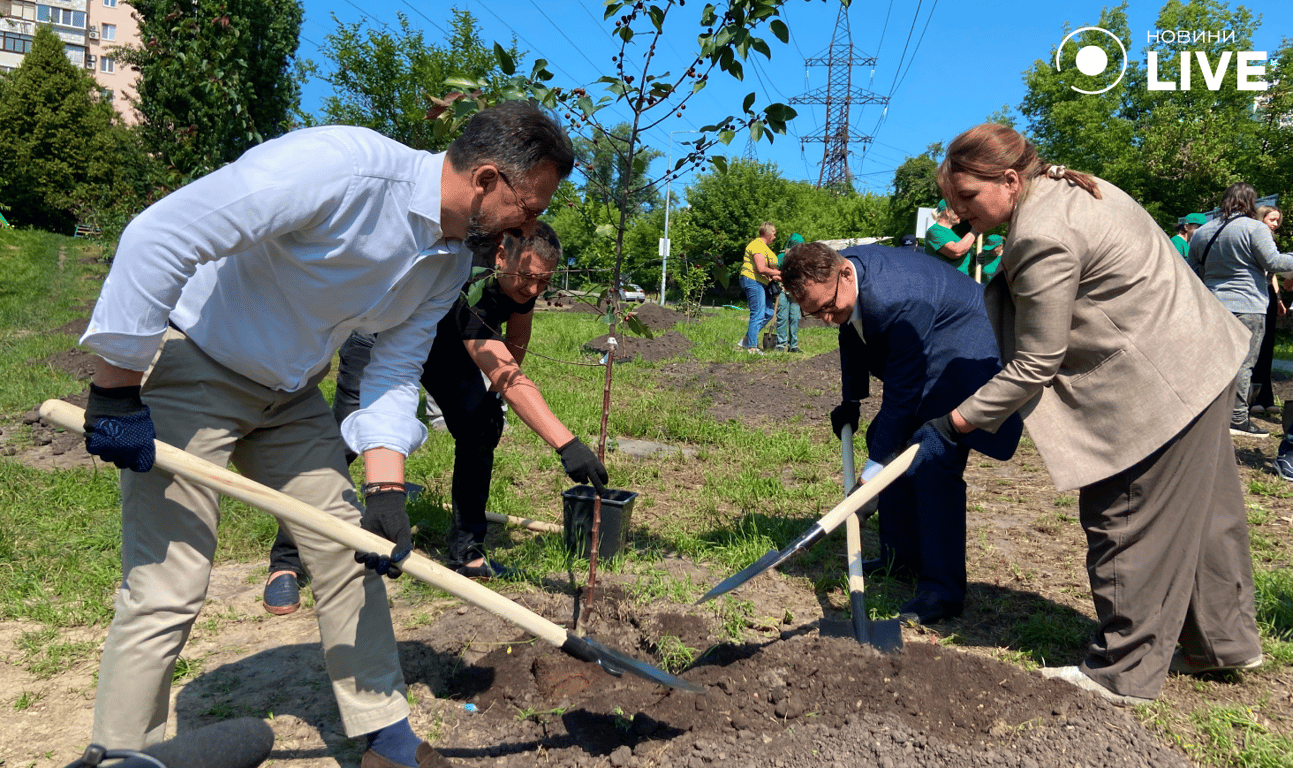 Олена Зубарєва, Євгеній Брагар, Сергій Буров, Андрій Наджос, висадка дерев
