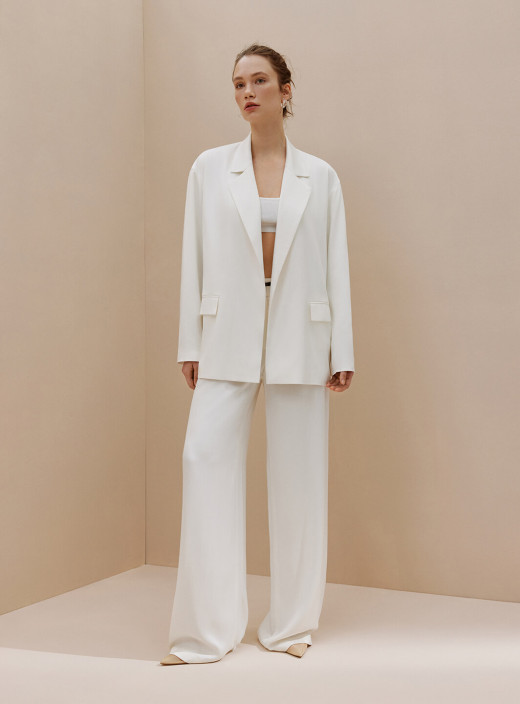 Які брючні костюми носити весною-2025