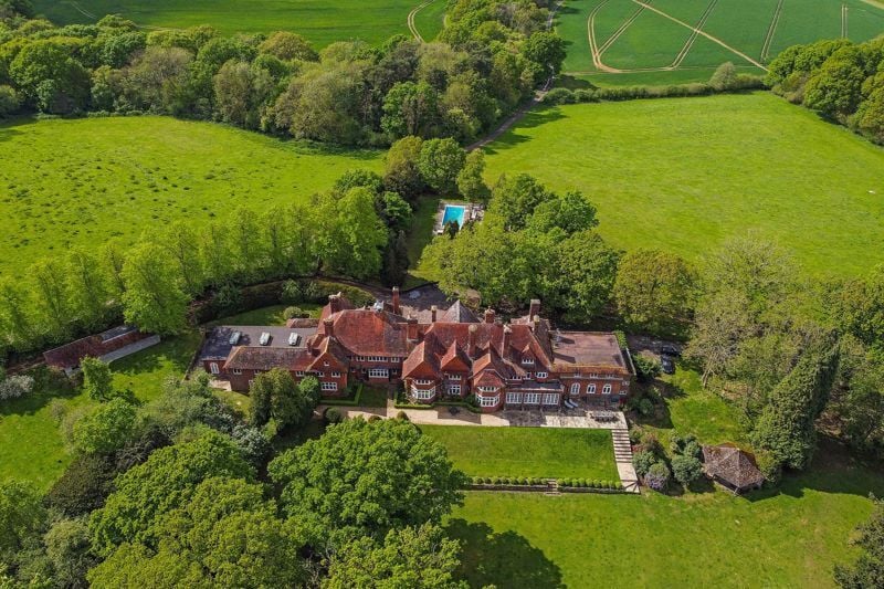 Поместье жила Адель