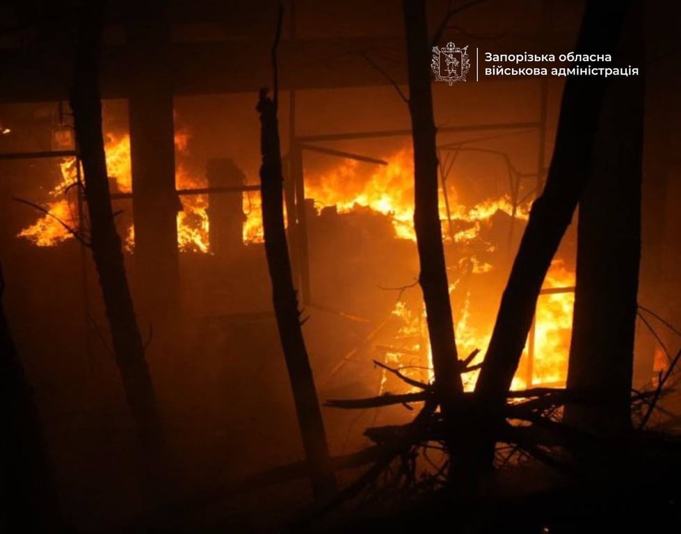 Пожежа після обстрілу Запоріжжя та Запорізького району в ніч проти 1 липня 2025 року