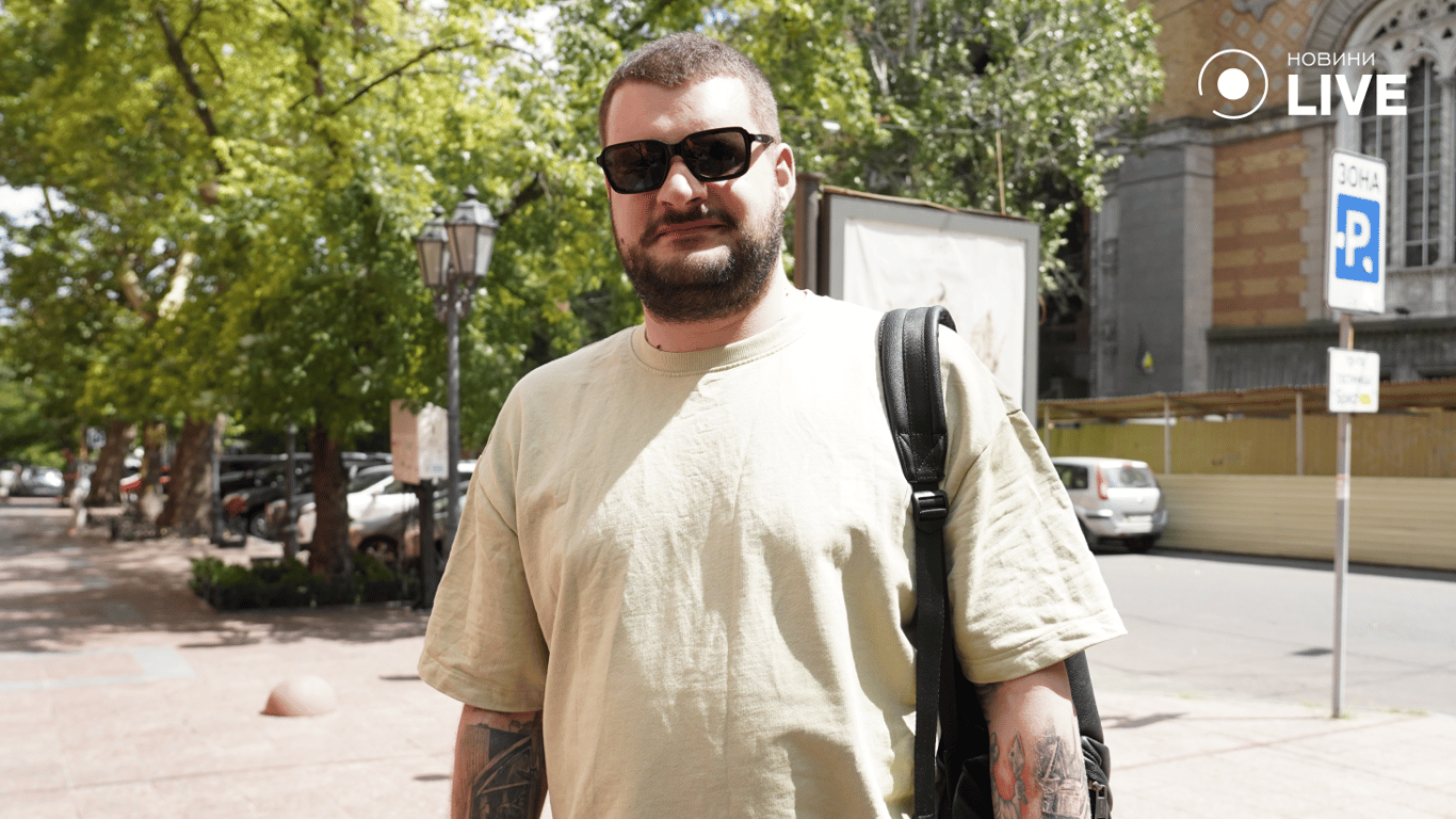 Алексей получает деньги вместо отдыха. Фото: Новини.LIVE