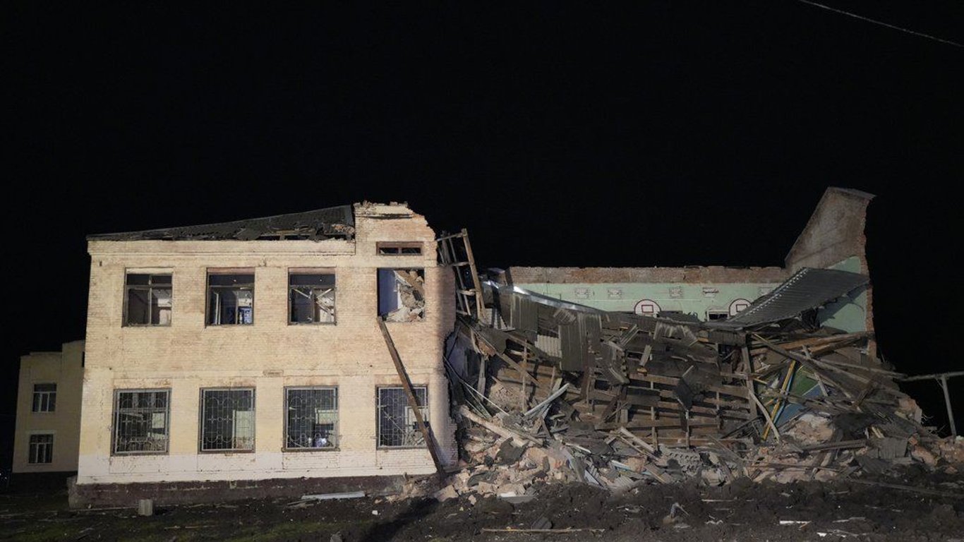 В Харькове российская ракета разрушила школу — в Сети показали последствия атаки