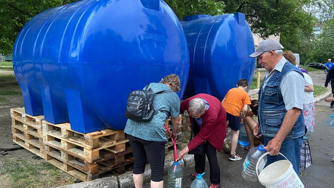 Одесские волонтеры снабжают Херсон водой и гуманитаркой