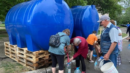 Одесские волонтеры снабжают Херсон водой и гуманитаркой - 285x160