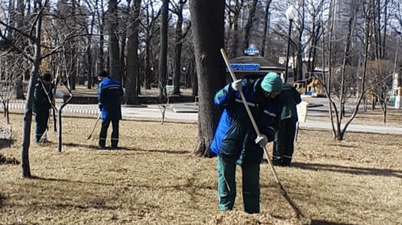 Озеленители убирают листву после зимы