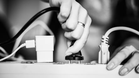 Тянет ли зарядка электроэнергию, если ничего не заряжается - 285x160