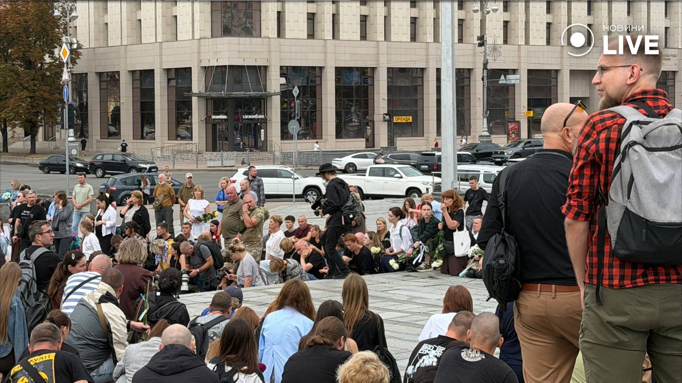 У Києві вшанували пам’ять волонтера Олексія Юкова: фоторепортаж з Майдану Незалежності - фото 5