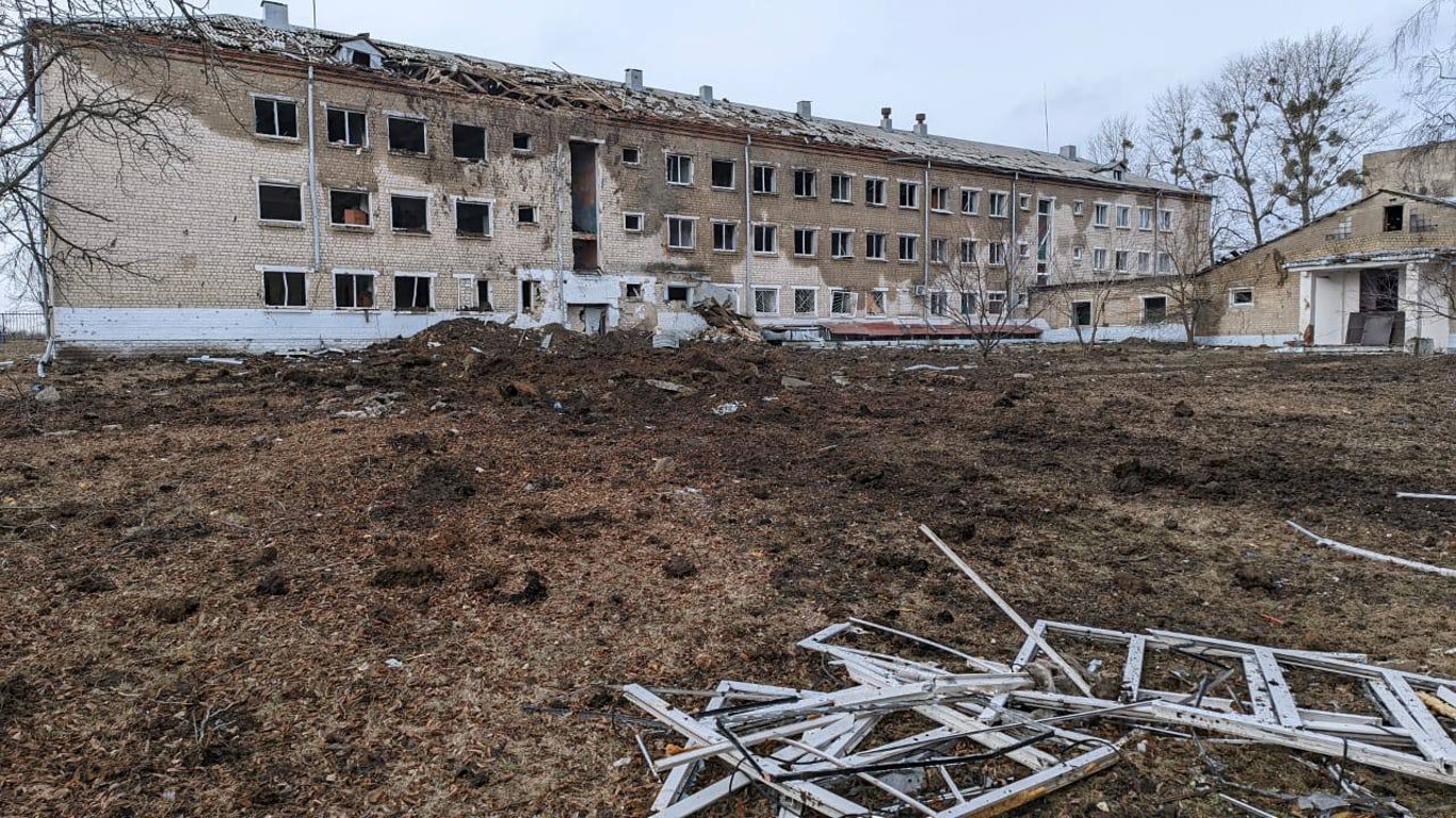 Війська рф із ЗРК С-300 уразили будівлю школи у Куп'янську