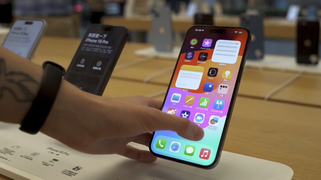 Почему не стоит покупать смартфон с витрины: главные риски