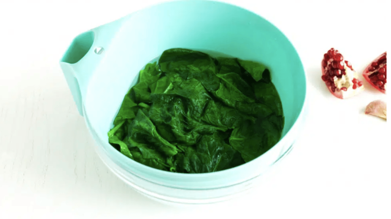 смачний шпинат по-грузинськи з горіхами та гранатом