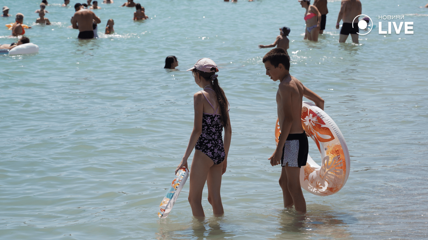 Дети купаются в море. Фото: Новини.LIVE
