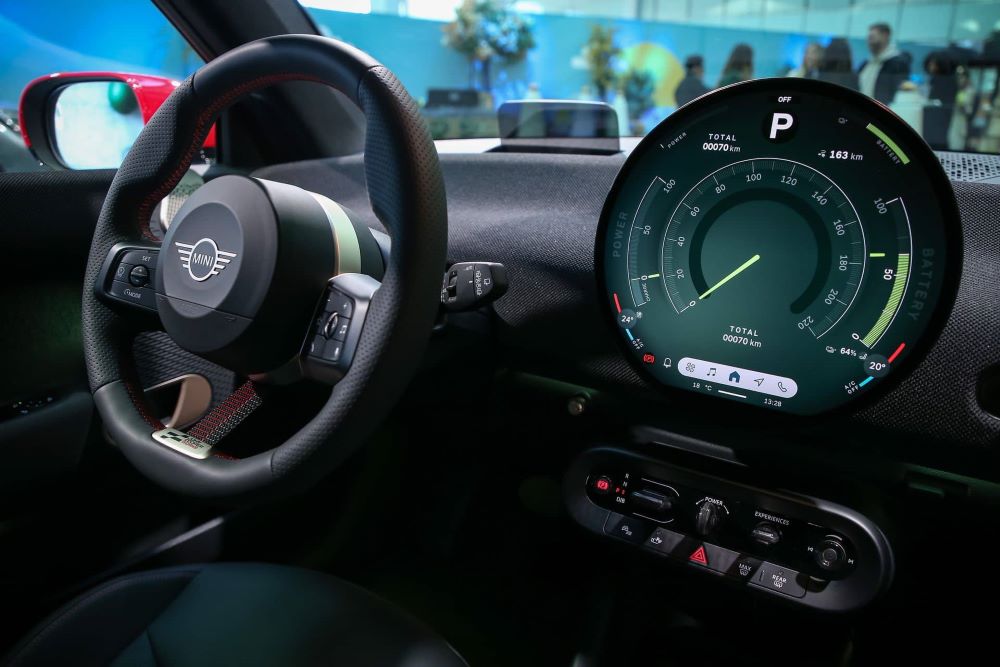 В Україні з'явився електричний хетчбек MINI Cooper — комплектація та ціни - фото 1