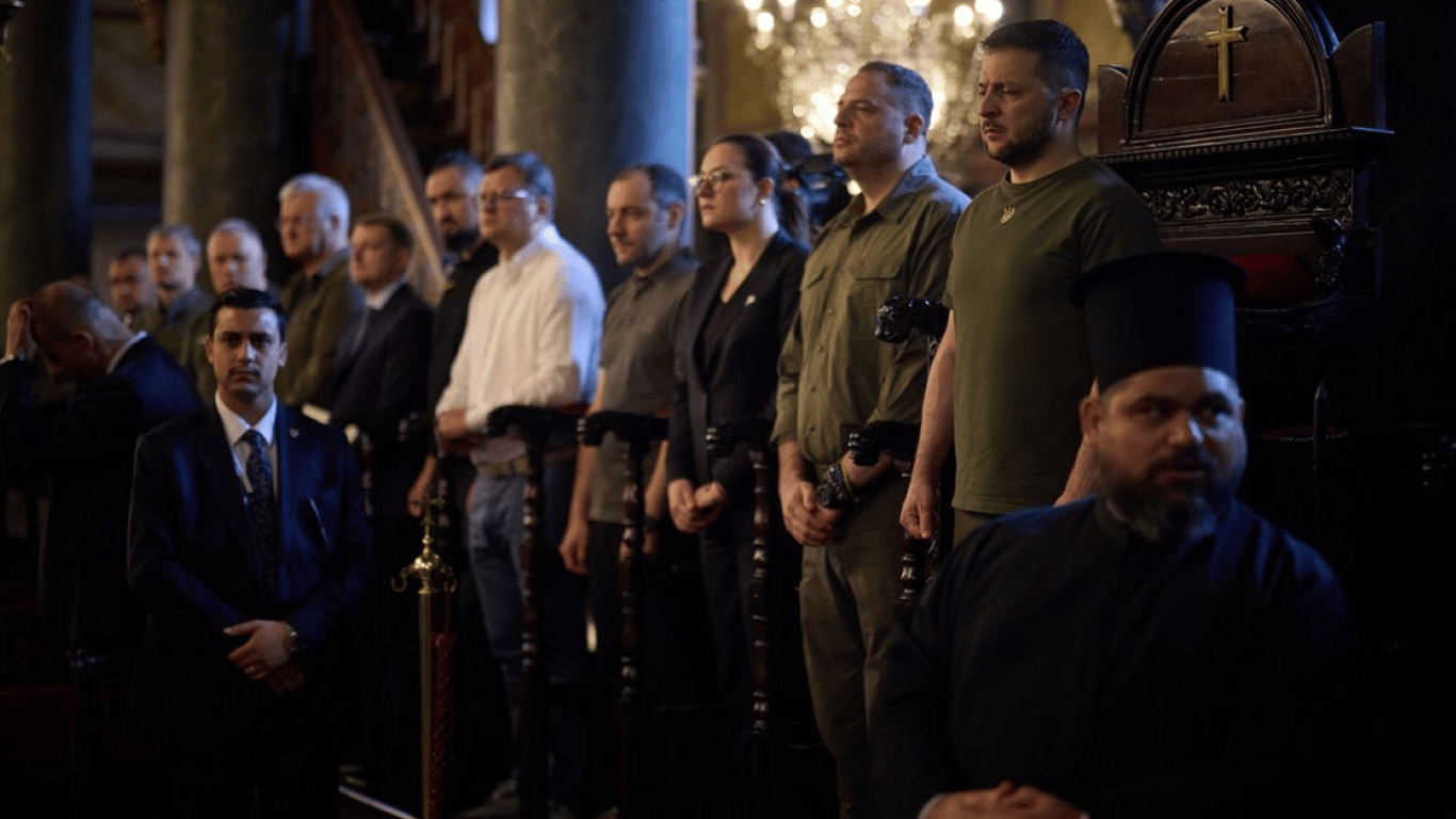 Зеленский в Турции посетил молебен по жертвам войны в Украине