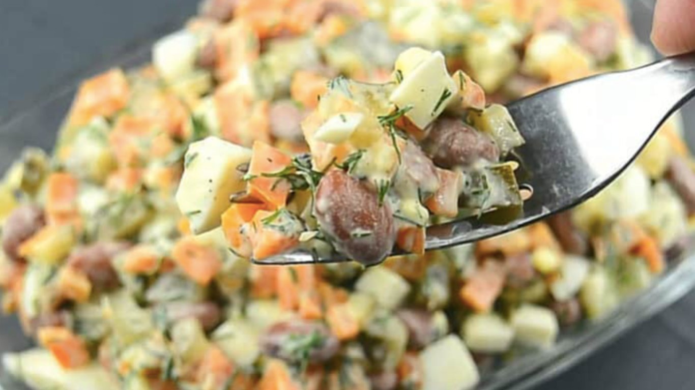 рецепт салату з солоними огірками