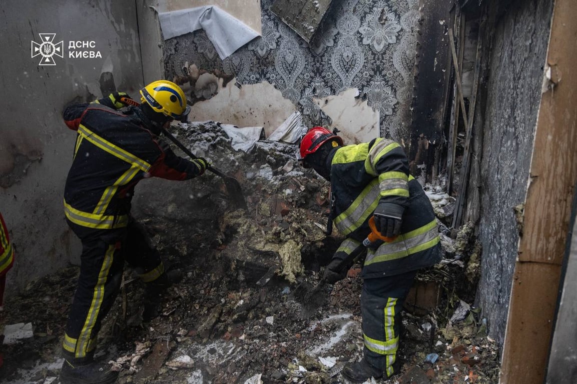 У Києві ДСНС завершила роботи по ліквідації наслідків обстрілу - фото 1