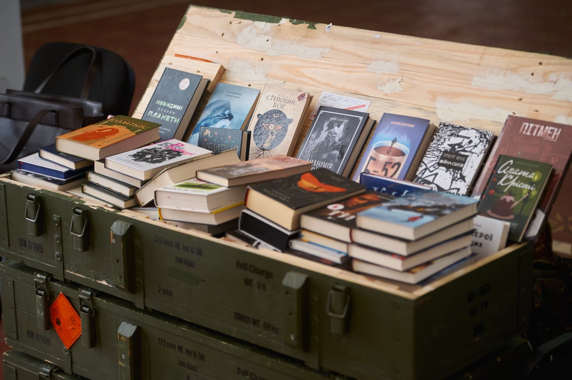 Поддержать издателей и военных: благотворительные инициативы "Книжкової країни" - фото 2