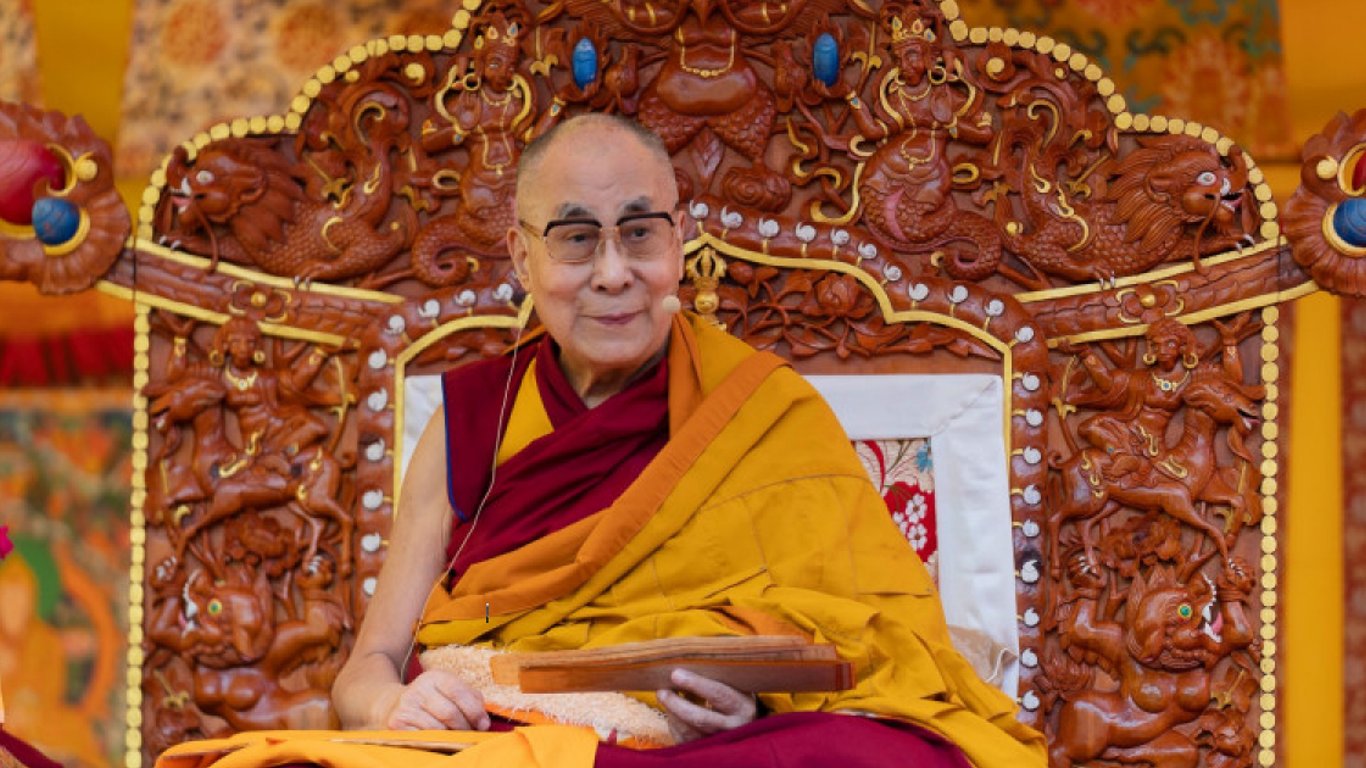 Далай-лама потрапив у гучний скандал з хлопчиком: що трапилось