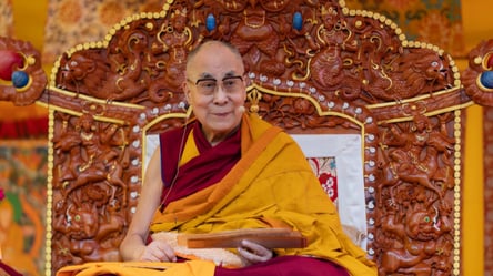 Далай-лама попал в громкий скандал с мальчиком: что случилось - 285x160