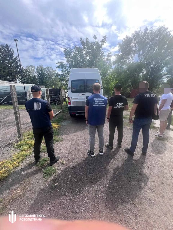 Військові допомагали військовозобовʼяному перетнути кордон