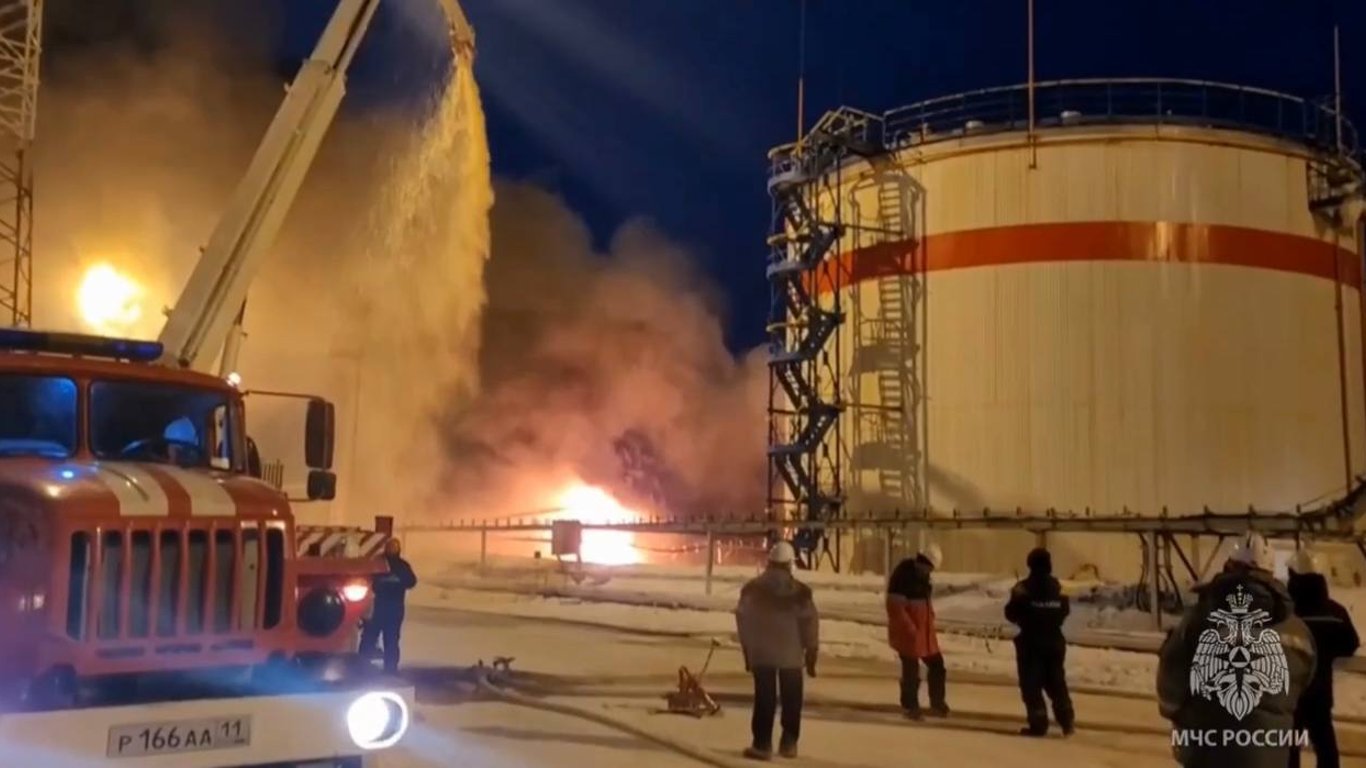 В России горит нефтяной резервуар — МЧС уже несколько часов тушит пожар