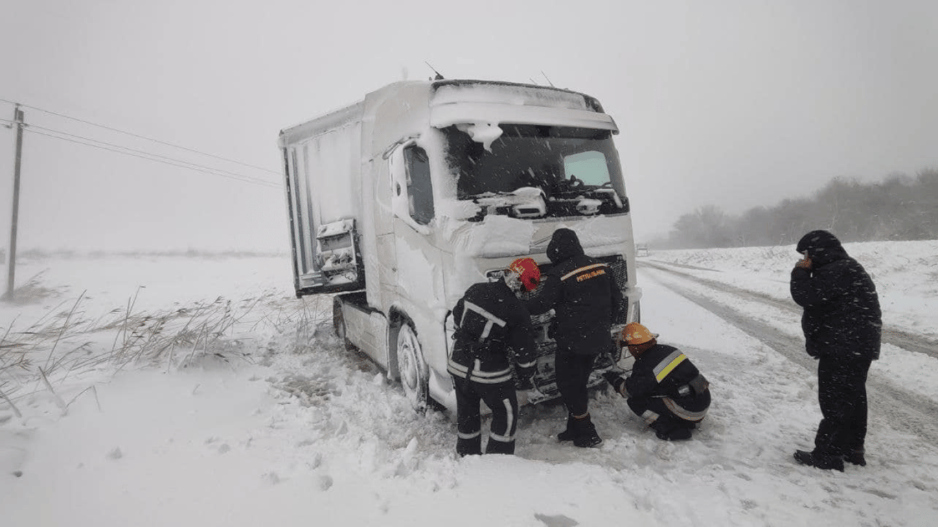 Снежная буря заблокировала пути в Украине — какая ситуация на дорогах