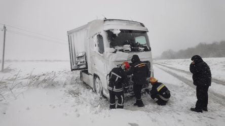 Снігова буря заблокувала шляхи в Україні — яка ситуація на дорогах - 285x160