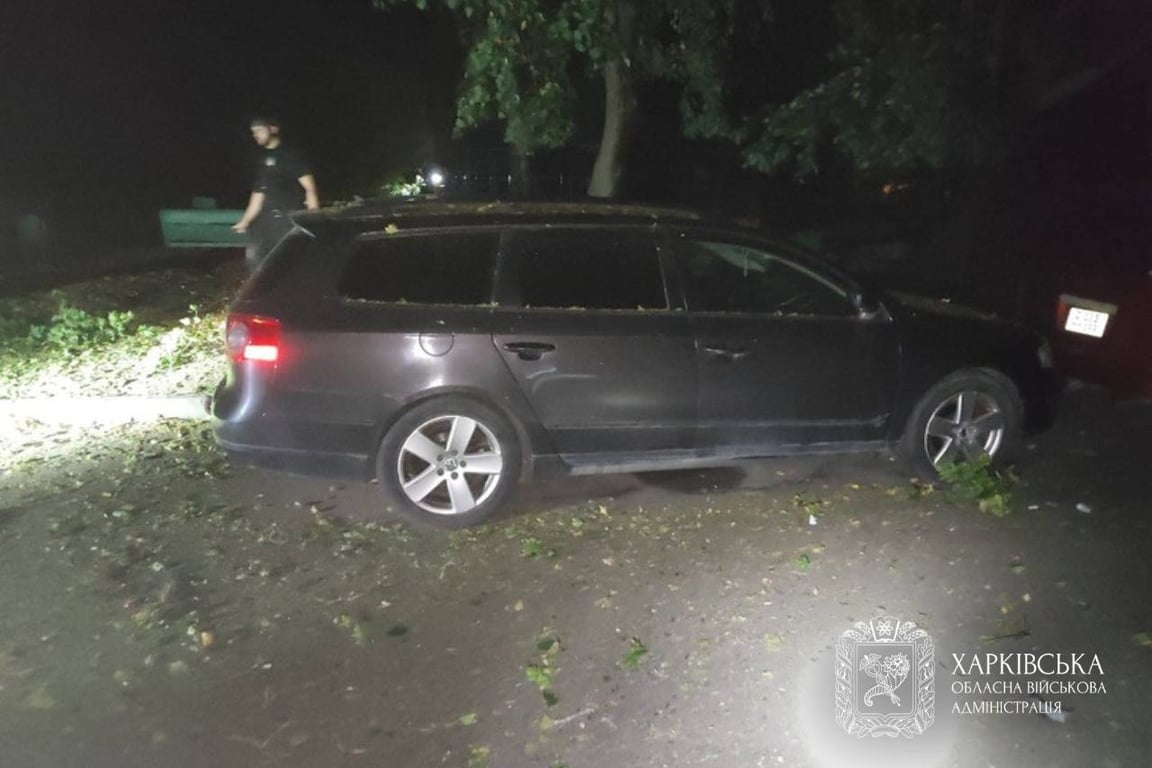 Пошкоджений автомобіль після російської атаки на Харківщині