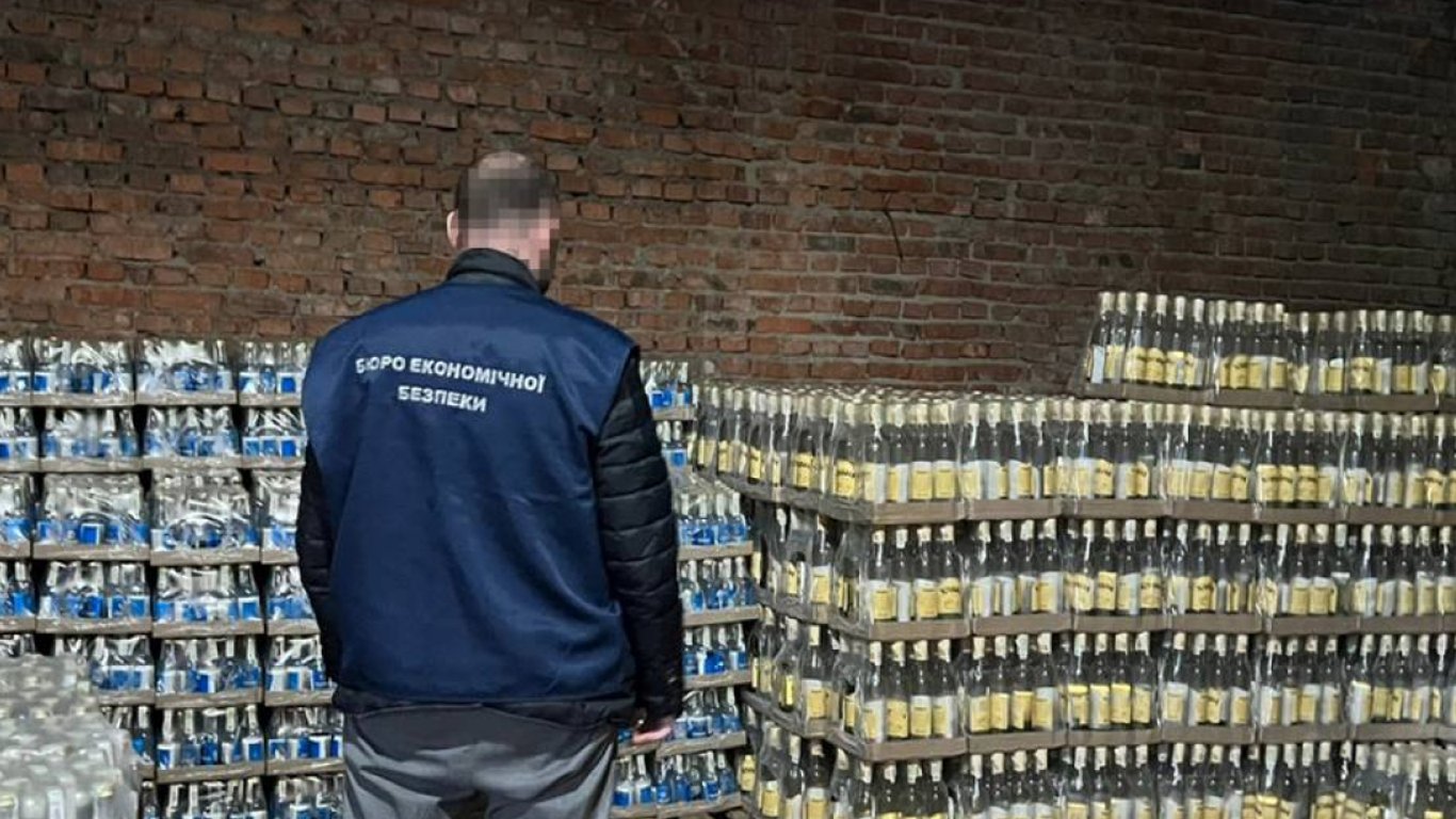 На Вінниччині викрили завод, який тоннами підробляв алкоголь та акцизні марки