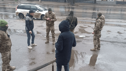 В Одессе люди напали на работников ТЦК — есть раненые - 290x166