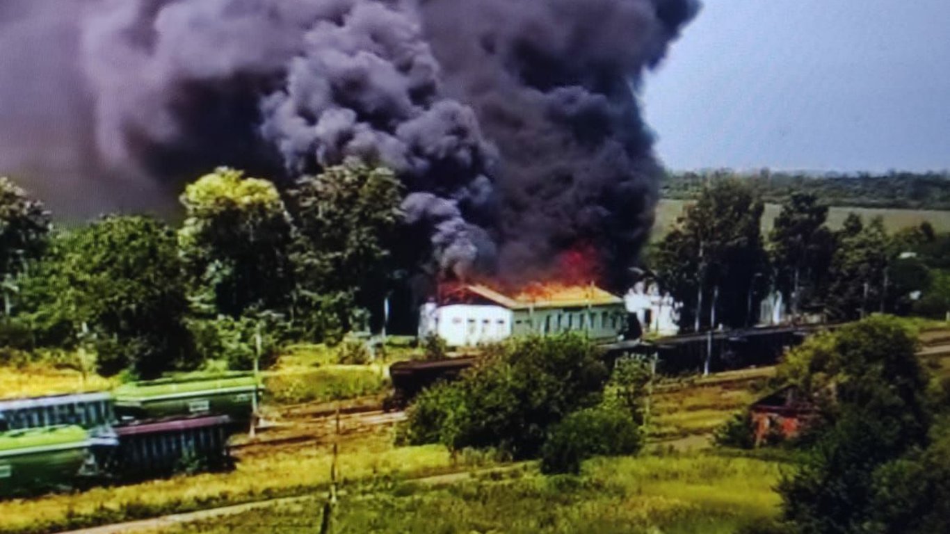 На Харківщині ворог обстріляв та знищив залізничну станцію