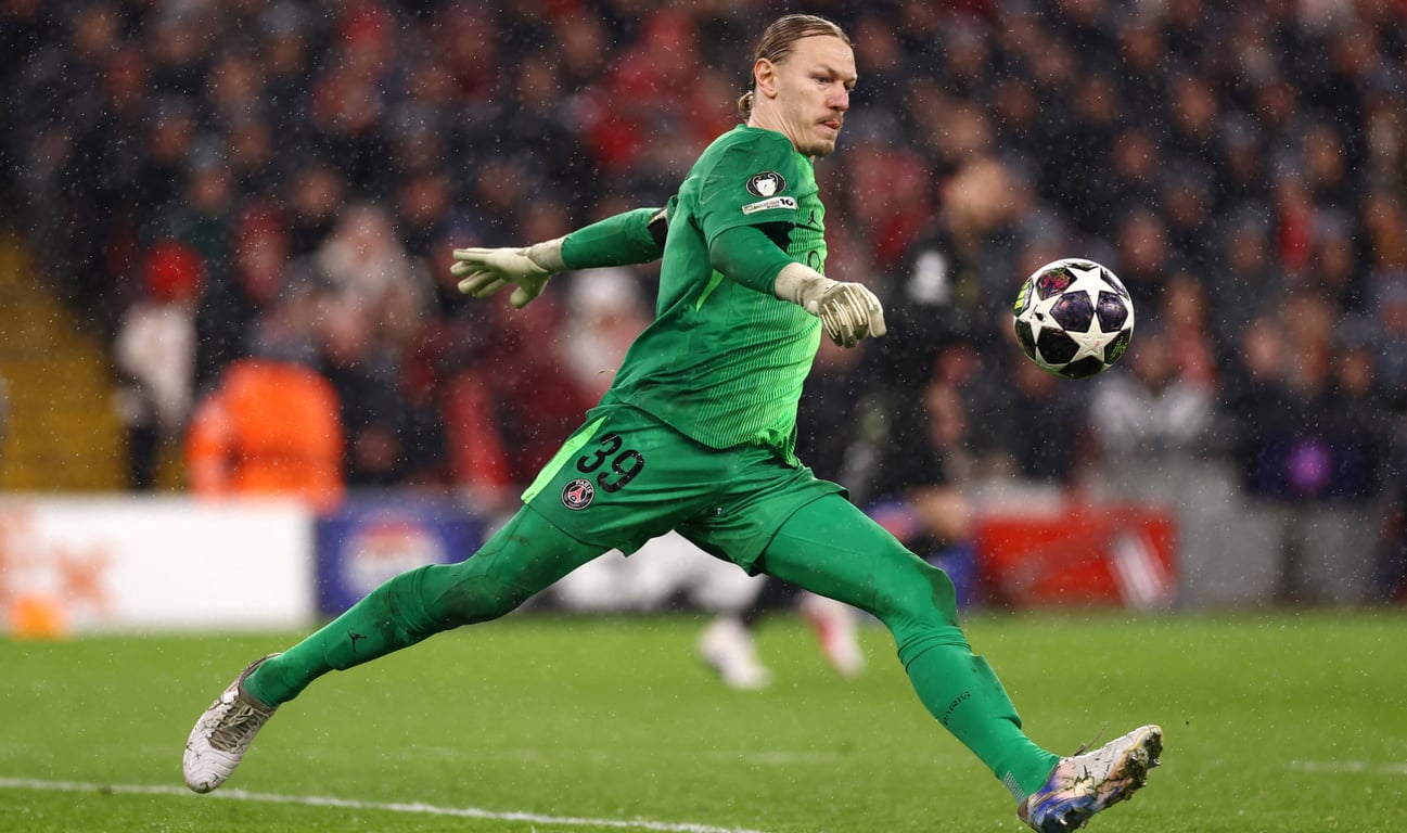 Матвей Сафонов в матче "Ливерпуля" с "ПСЖ" в Лиге чемпионов