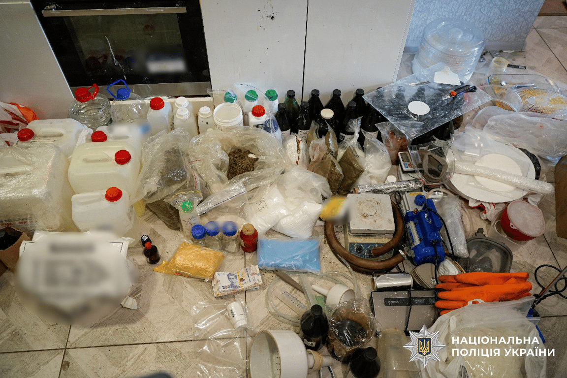 Изъяли на 1,2 миллиона — одессит изготавливал дома психотропы - фото 1