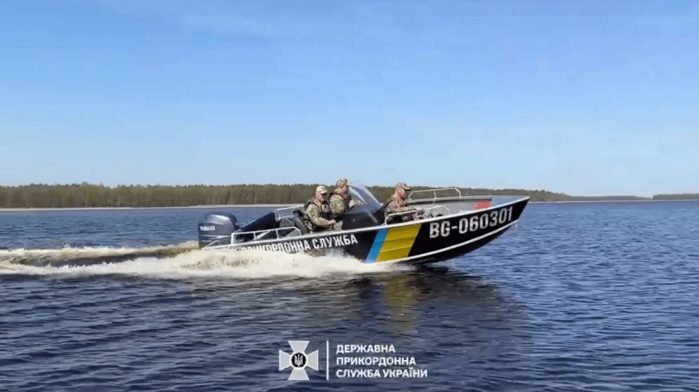 В ГПСУ показали, как патрулируют речной участок границы с Беларусью