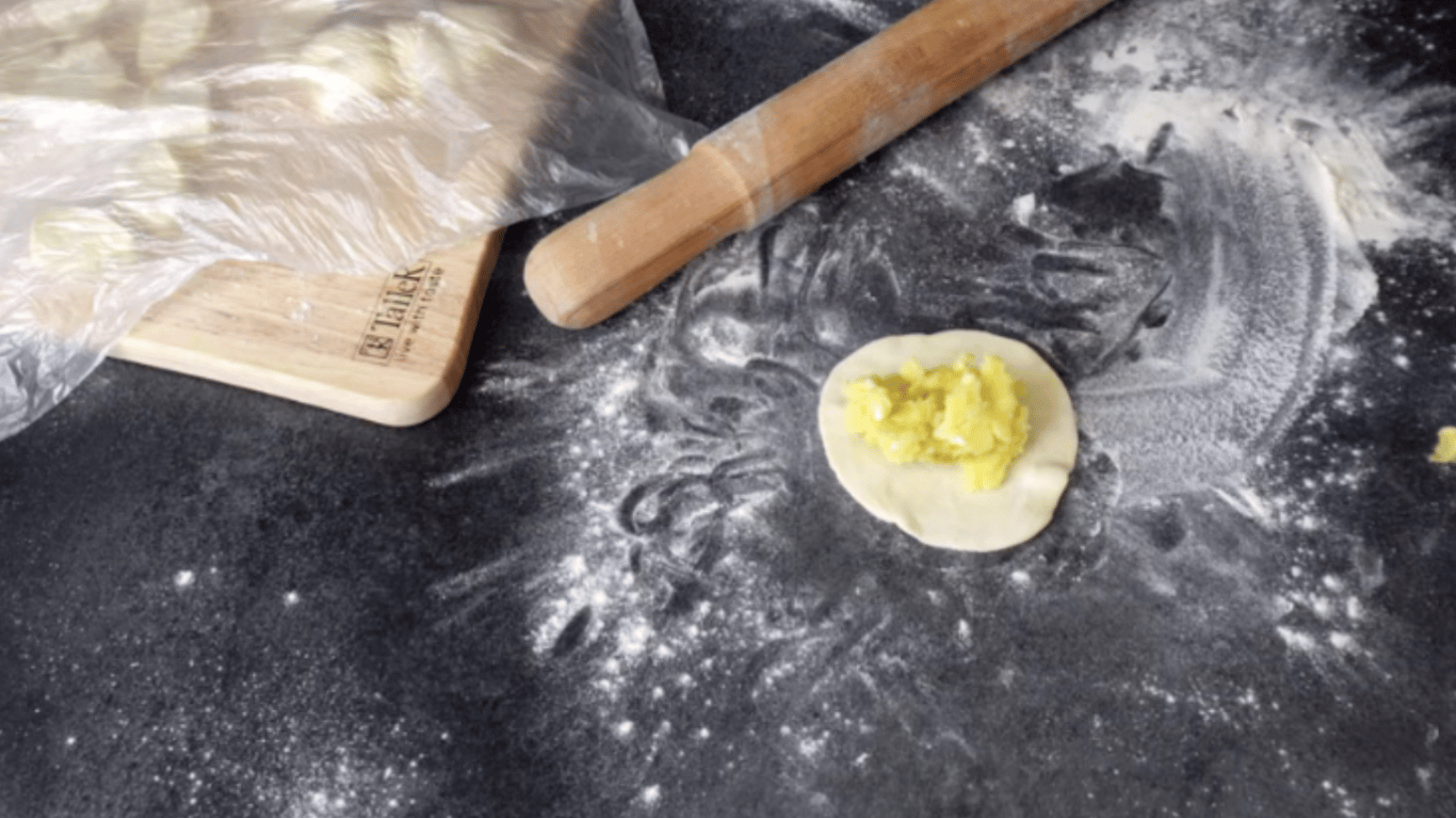 простий рецепт картопляних вареників, тісто на кефірі та без яєць