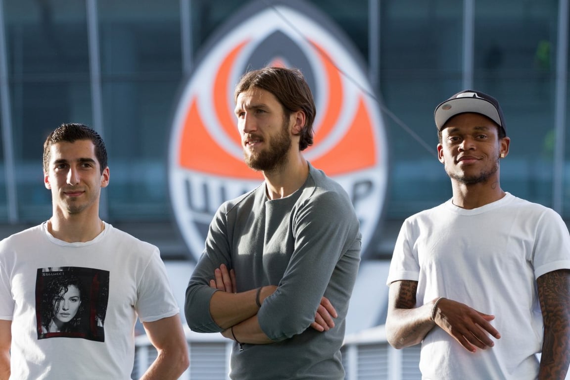 Гравці Шахтаря на фоні стадіона