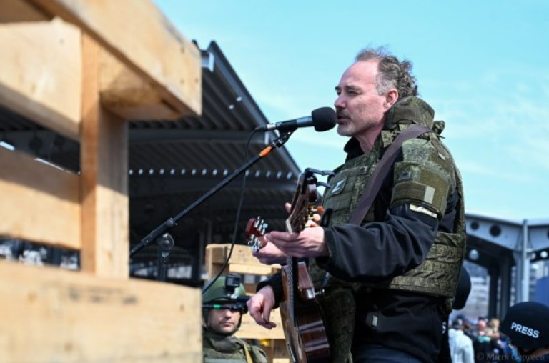 Джанго розважає окупантів