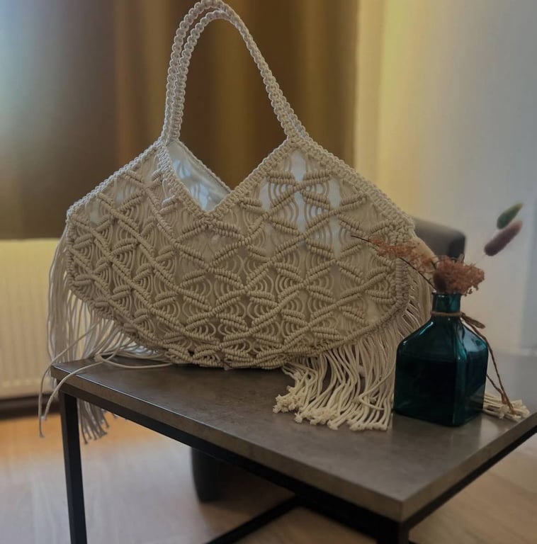 Сумка кроше підійде жінці будь-якого віку