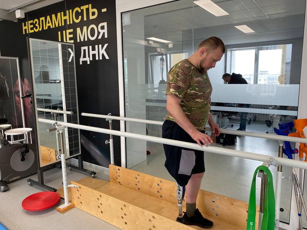 Олесь Скоченко во время реабилитации. Фото: Новости.