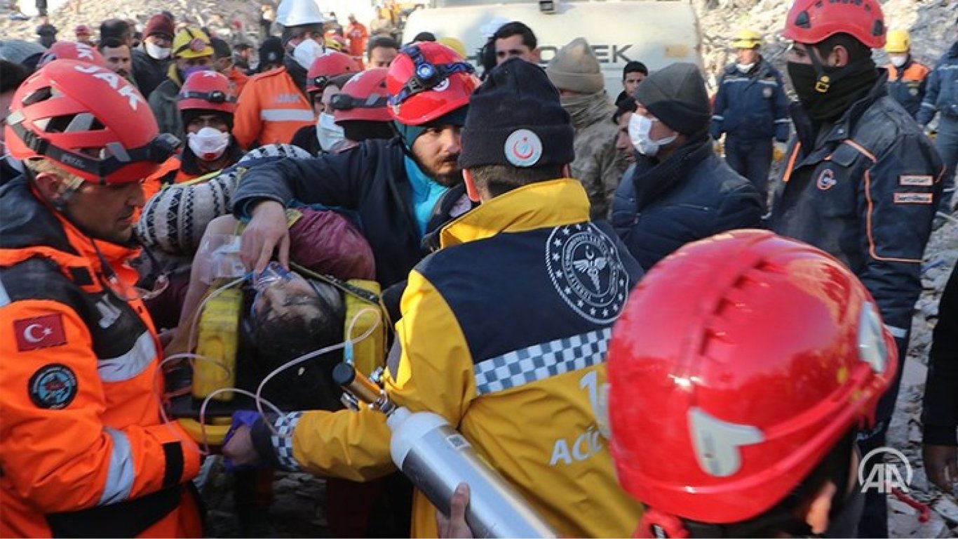 Более 60 человек в Турции выжили, проведя под развалинами домов около недели