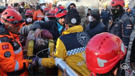 В Турции спасатели находят людей, проживших под завалами больше недели - 285x160