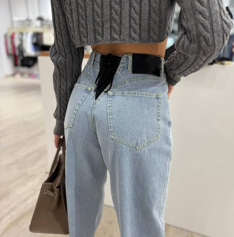 В моді джинси з оригінальними деталями