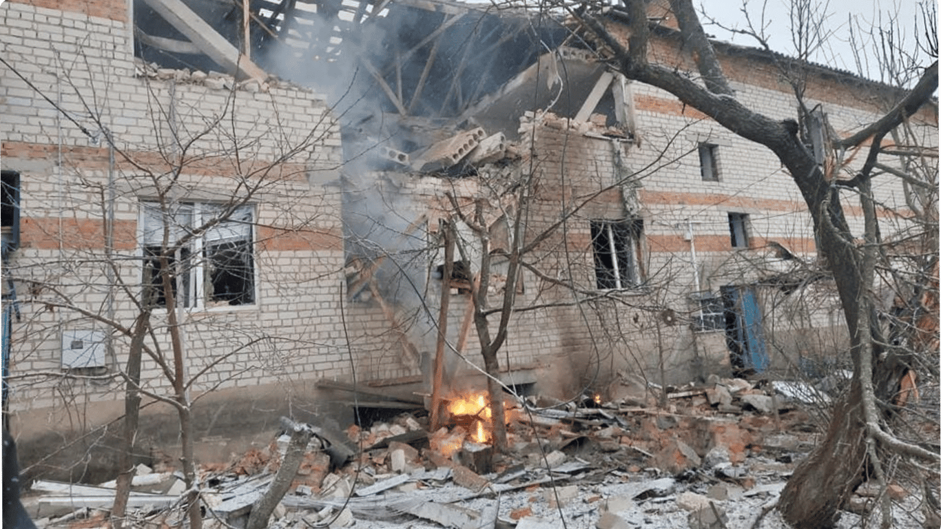 Російський ''шахед'' влучив у будинок на Сумщині — під завалами опинилися люди