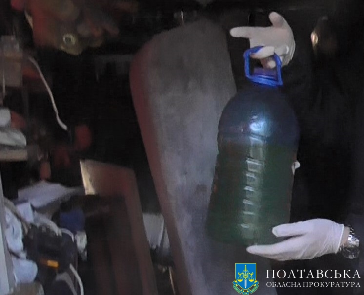Каністра з гасом, яким обвинувачений облив знайомого