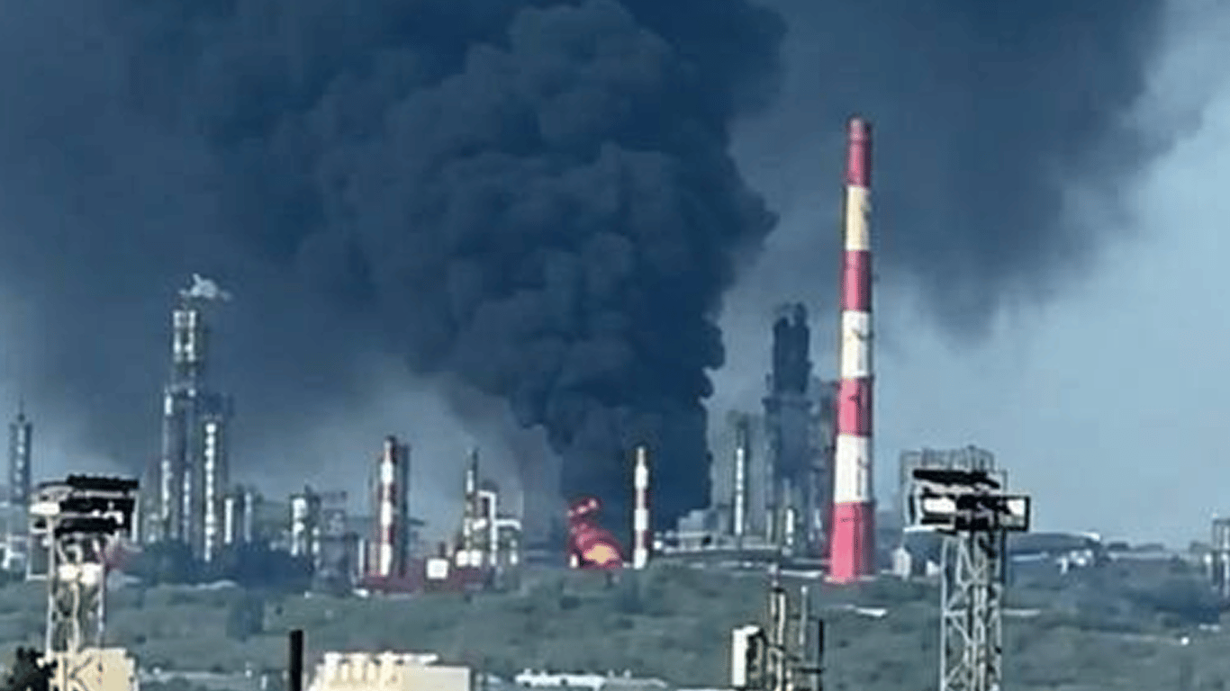 Понад 800 км від кордону: українські воїни уразили Сизранський НПЗ