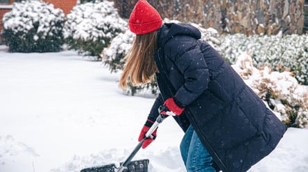 Уборка возле забора — какие нарушения стоят штрафа - 285x160
