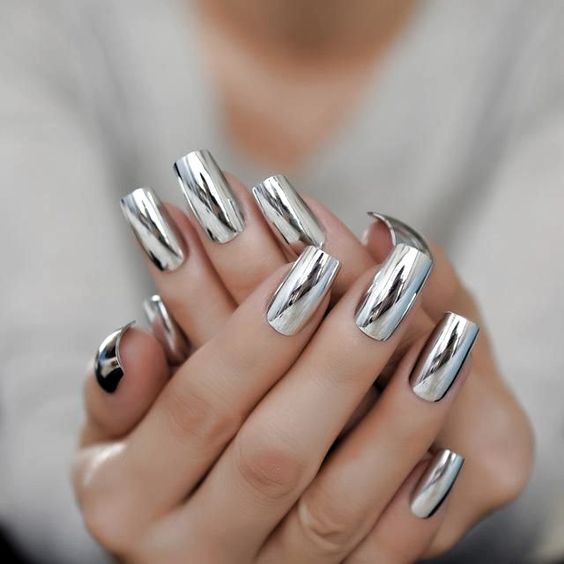 Стильный хромированный маникюр