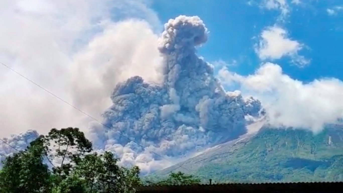В Індонезії прокинувся вулкан Мерапі: вражаючі кадри